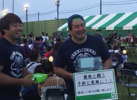 ファン感謝イベントで募金箱を持つ選手